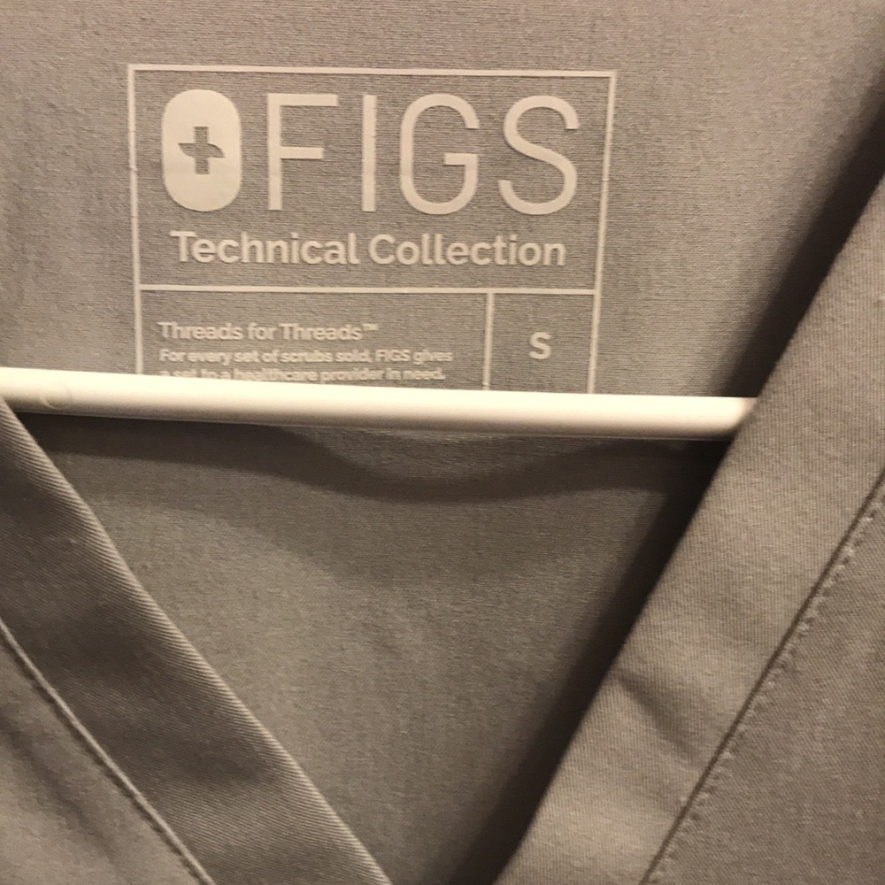 Figs scrub top; color cement; size small